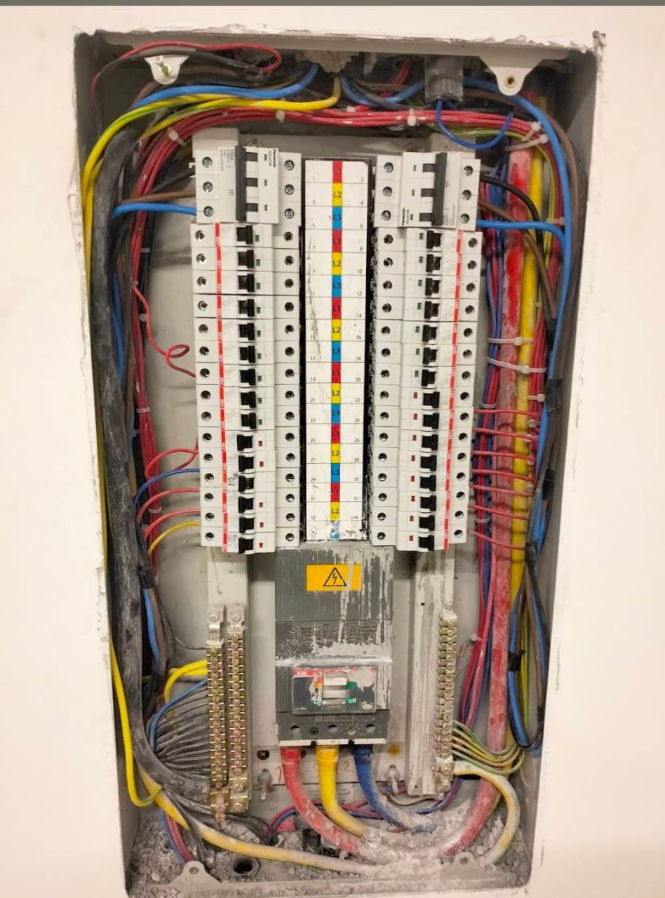 فحص كبلات كهرباء